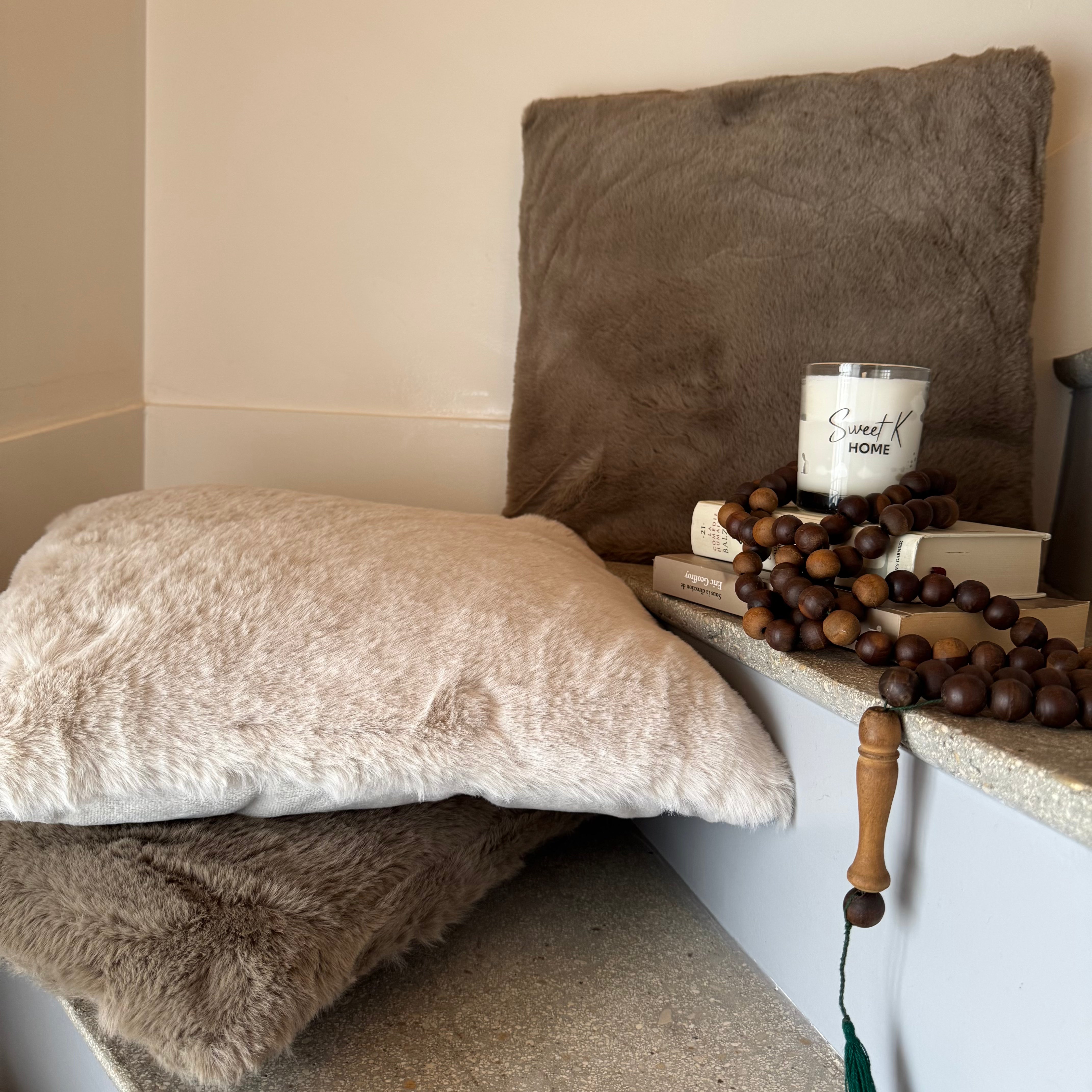 Lot Cosy - Coussin fausse fourrure & Bougie Ambre noir
